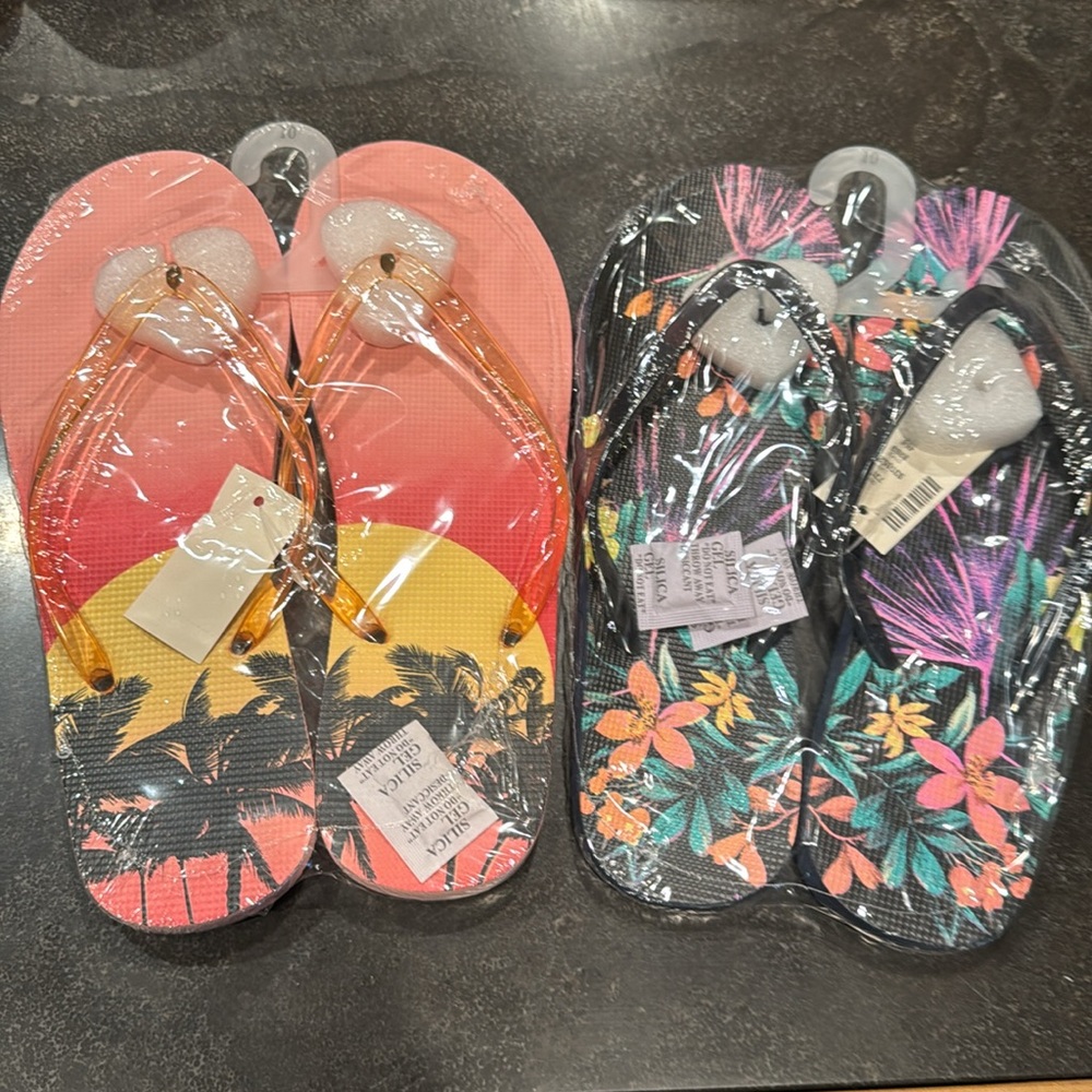 Aeropsotale Tropical Palms & Tropical Flowers Flip Flops Bundle